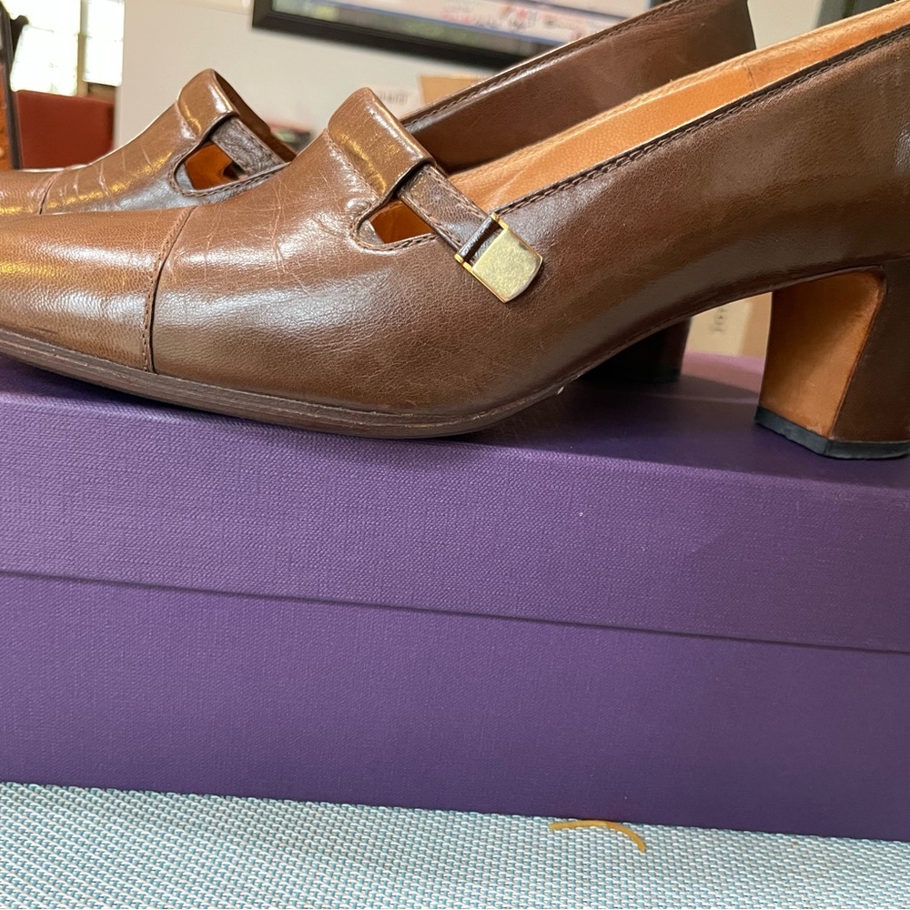 Designer Heyraud leather pump in excellent condition.